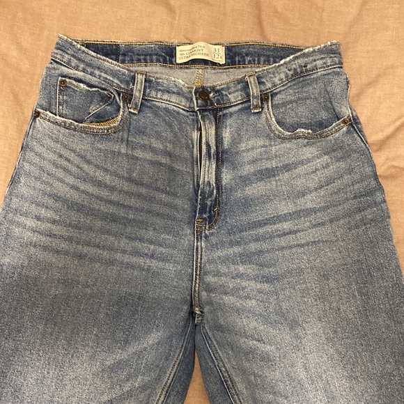 Abercrombie and Fitch 90’s Straight Ultra High Rise - Picture 2 of 5
